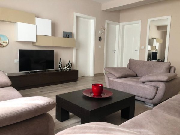 Tirane, jepet me qera apartament 2+1 Kati 2, 125 m² 800 € (Selvia)