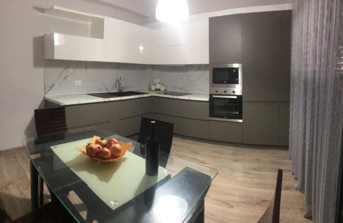 Tirane, jepet me qera apartament 2+1 Kati 2, 125 m² 800 € (Selvia)