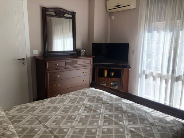 Tirane, jepet me qera apartament 2+1 Kati 2, 125 m² 800 € (Selvia)