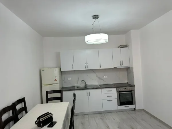 Tirane, jepet me qera apartament 1+1 Kati 2, 60 m² 400 € (Rruga Sokrat Miho)