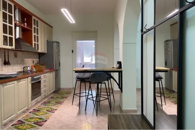 Tirane, jepet me qera apartament 3+1 Kati 1, 95 m² 850 € (Apartament 3+1 per qira tek Vasil Shanto!)