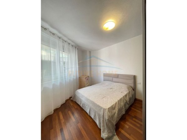 Tirane, jepet me qera apartament duplex 3+1+Ballkon Kati 4, 166 m² 1.000 € 