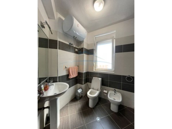 Tirane, jepet me qera apartament duplex 3+1+Ballkon Kati 4, 166 m² 1.000 € 