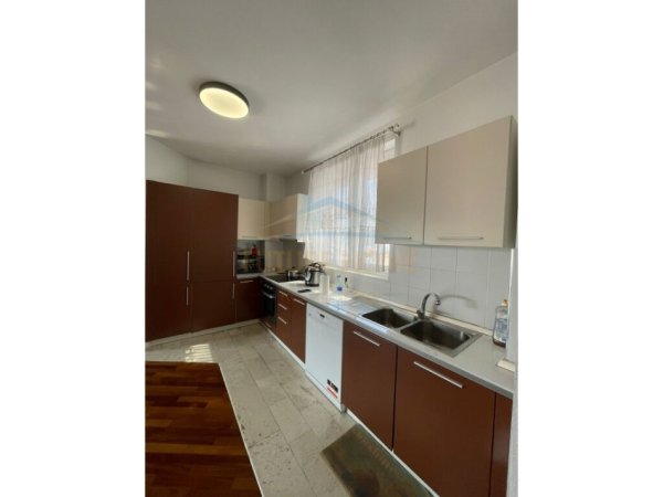 Tirane, jepet me qera apartament duplex 3+1+Ballkon Kati 4, 166 m² 1.000 € 