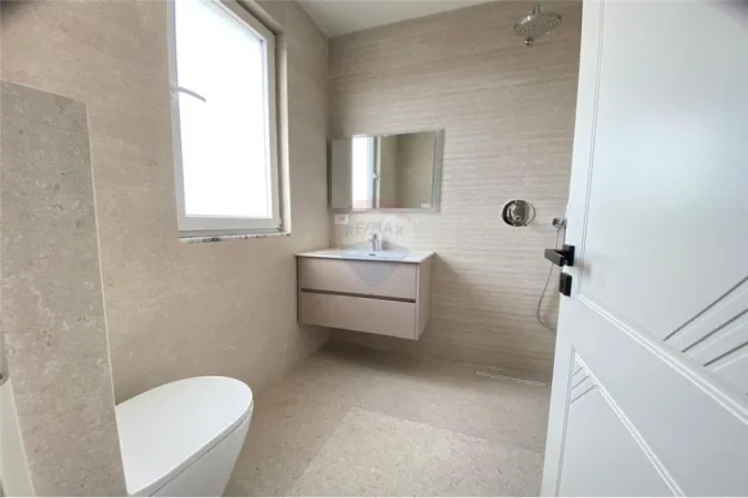 Tirane, jepet me qera apartament 1+1 Kati 10, 87 m² 850 € (Apartament 2+1+2 me qira perballe Delijorgjit !!)