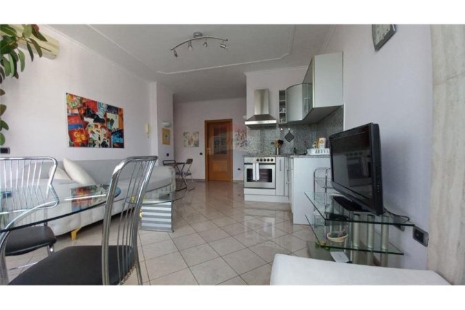 Tirane, jepet me qera apartament 1+1 Kati 6, 65 m² 600 € (Tirana e Re - Petronini, Albania)