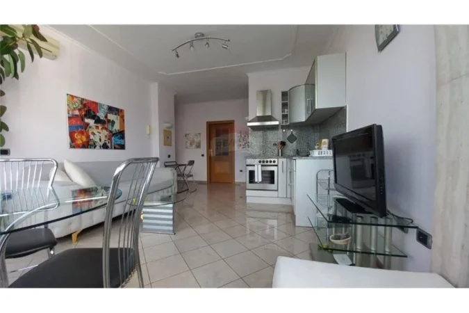 Tirane, jepet me qera apartament 1+1 Kati 6, 65 m² 600 € (Tirana e Re - Petronini, Albania)