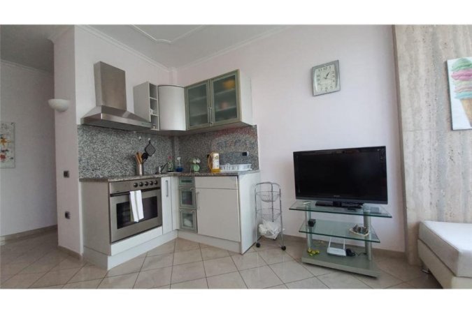 Tirane, jepet me qera apartament 1+1 Kati 6, 65 m² 600 € (Tirana e Re - Petronini, Albania)