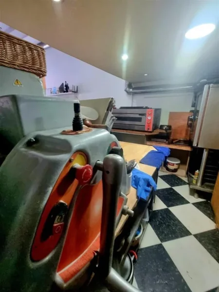 Tirane, jepet me qera ambjent biznesi Kati 0, 55 m² 1.000 € (21 DHJETORI)