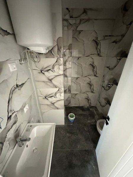 Tirane, jepet me qera apartament 3+1+Ballkon Kati 8, 125 m² 1.200 € (Komuna e Parisit)