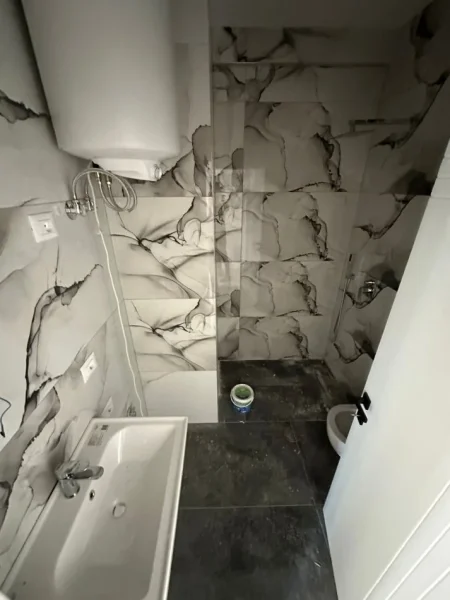 Tirane, jepet me qera apartament 3+1+Ballkon Kati 8, 125 m² 1.200 € (Komuna e Parisit)