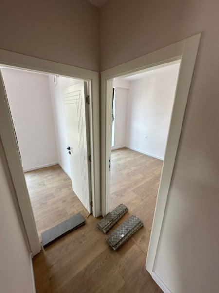Tirane, jepet me qera apartament 3+1+Ballkon Kati 8, 125 m² 1.200 € (Komuna e Parisit)