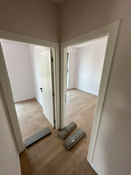 Tirane, jepet me qera apartament 3+1+Ballkon Kati 8, 125 m² 1.200 € (Komuna e Parisit)