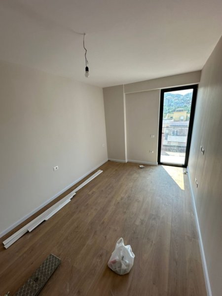 Tirane, jepet me qera apartament 3+1+Ballkon Kati 8, 125 m² 1.200 € (Komuna e Parisit)