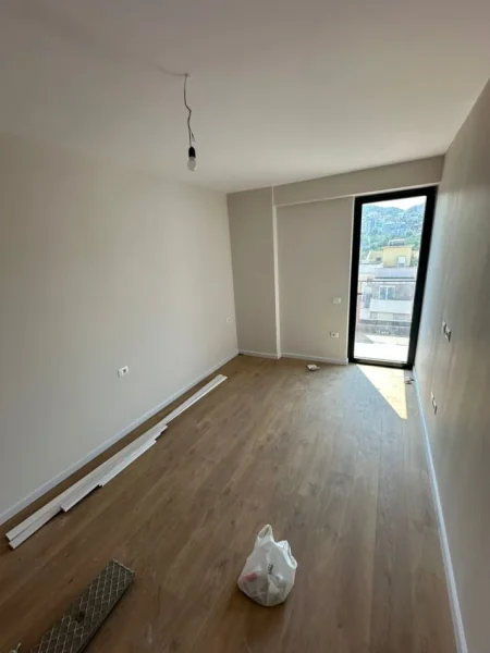 Tirane, jepet me qera apartament 3+1+Ballkon Kati 8, 125 m² 1.200 € (Komuna e Parisit)