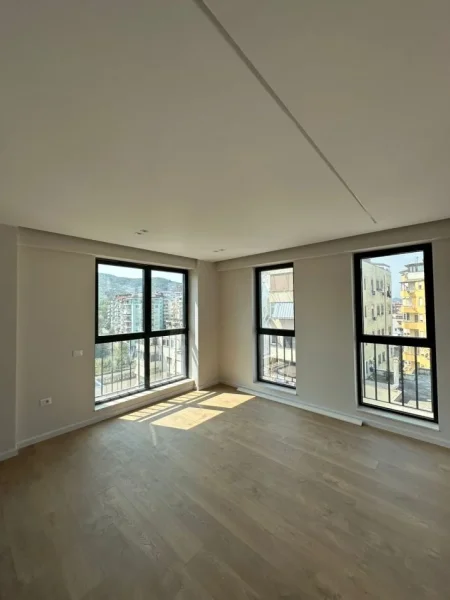 Tirane, jepet me qera apartament 3+1+Ballkon Kati 8, 125 m² 1.200 € (Komuna e Parisit)