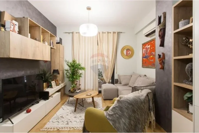 Tirane, jepet me qera apartament 1+1 , 60 m² 600 € (Apartament 1+1 Me Qira Tek Pazari I Ri)