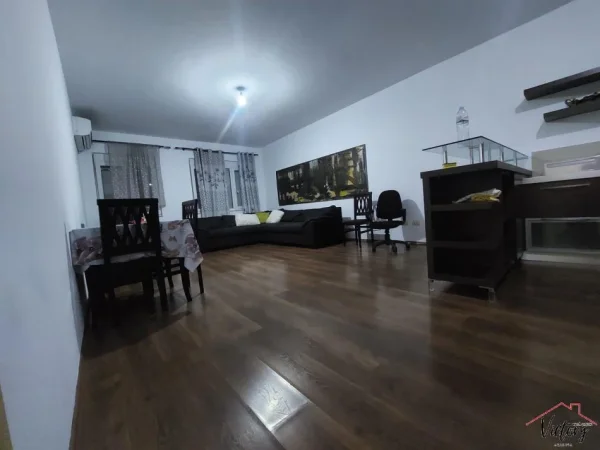 Tirane, jepet me qera 2+1 Kati 7, 100 m² 450 €