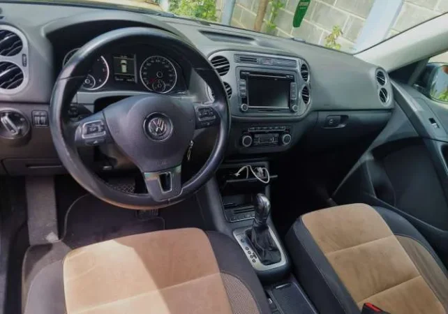 Tirane, shes Tiguan Volkswagen ,Nafte, e zeze, automatik, Klima, 180.000 km, 12.000 €