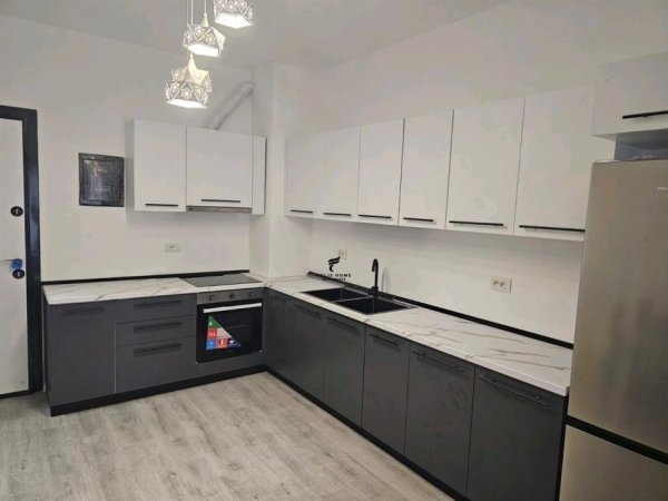 Tirane, jepet me qera apartament 1+1+Ballkon Kati 3, 80 m² 600 € (RRUGA 5 MAJI)