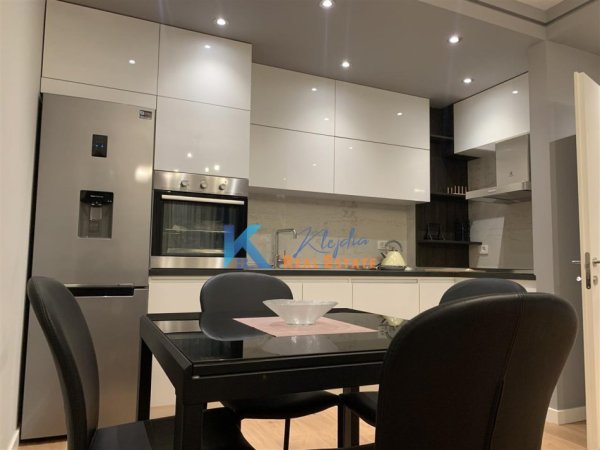 Tirane, jap me qera apartament 2+1+Ballkon Kati 4, 93 m² 750 € (21 Dhjetori, Kompleksi Kontakt)