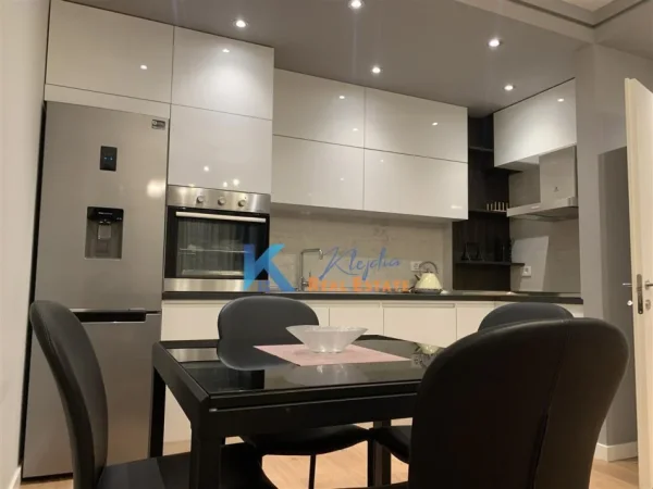 Tirane, jap me qera apartament 2+1+Ballkon Kati 4, 93 m² 750 € (Kompleksi Kontakt ne zonen e 21 Dhjetorit)