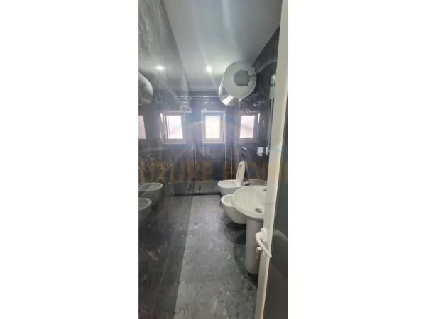 Korce, jepet me qera apartament 1+1+Ballkon Kati 3, 71 m² 350 € (Bulevard Republika, Korçë)