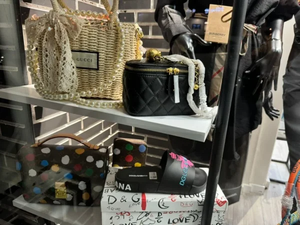 Tirane, jepet me qera dyqan Kati 0, 60 m² 1.200 € (BLLOK)