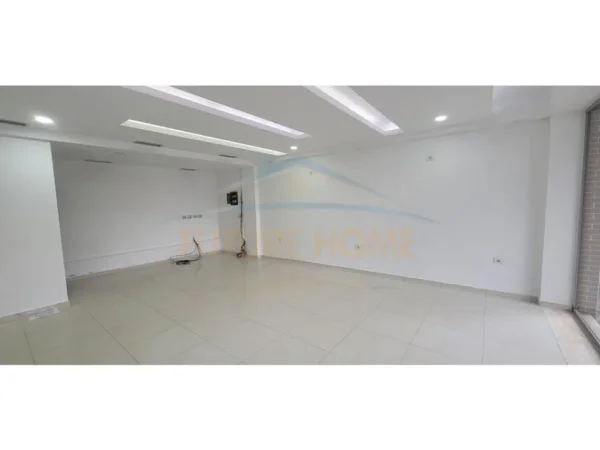 Korce, jepet me qera ambjent biznesi Kati 0, 44 m² 200 € (Lagjia 15, Korçë)