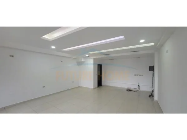 Korce, jepet me qera ambjent biznesi Kati 0, 44 m² 200 € (Lagjia 15, Korçë)