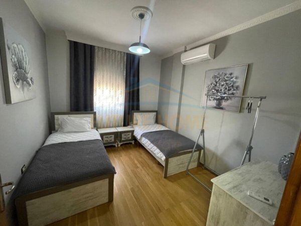 Korce, jepet me qera apartament 2+1 Kati 2, 80 m² 300 € (Lagjia 3, Korçë)