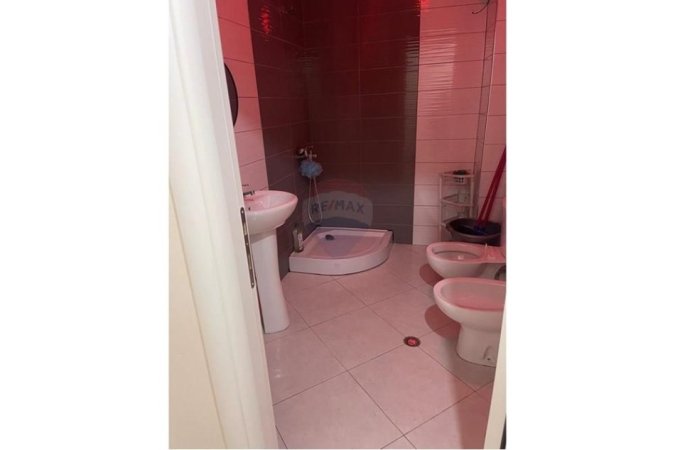 Tirane, jepet me qera apartament 2+1 Kati 5, 75 m² 350 € (Jepet me qira apartament 2+1, Fresk pranë bar Deus)