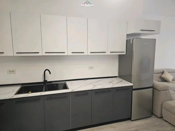 Tirane, jepet me qera apartament 1+1+Ballkon Kati 3, 80 m² 600 € (5 maji)