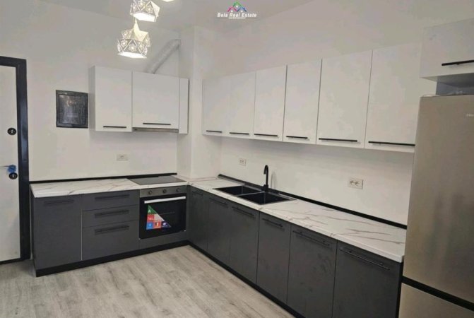 Tirane, jepet me qera apartament 1+1 Kati 3, 80 m² 600 € (rruga 5 Maji)