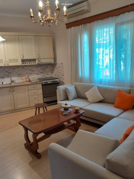Tirane, jepet me qera apartament 2+1 Kati 1, 90 m² 600 € (brryli)