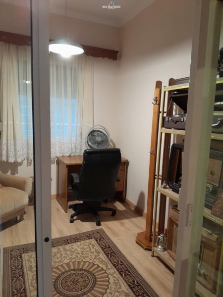 Tirane, jepet me qera apartament 2+1 Kati 1, 90 m² 600 € (brryli)