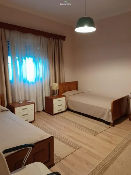 Tirane, jepet me qera apartament 2+1 Kati 1, 90 m² 600 € (brryli)