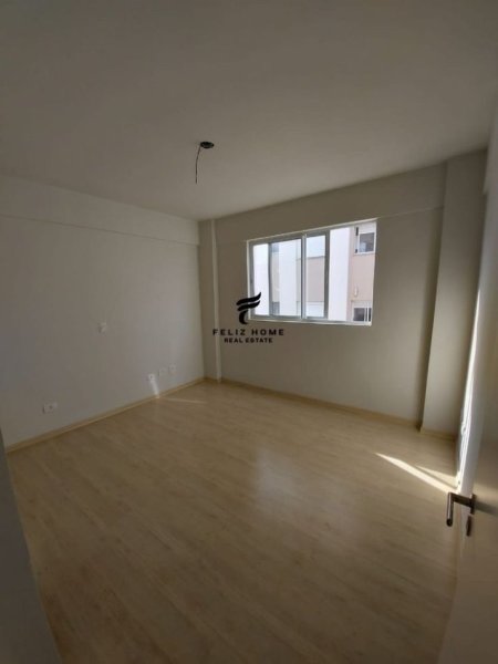 Tirane, jepet me qera apartament 2+1 Kati 4, 110 m² 550 € (KOMUNA E PARISIT)