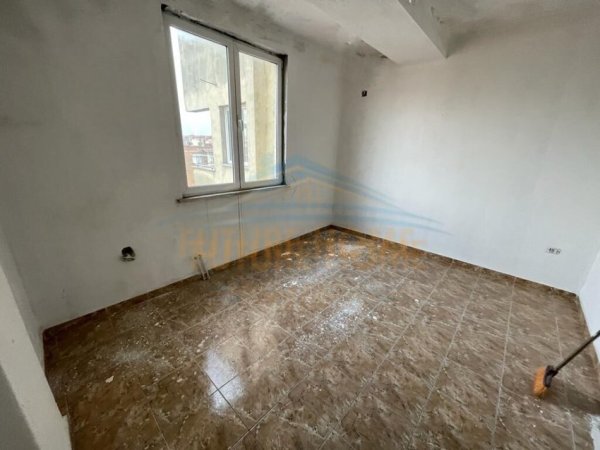 Korce, shitet apartament 2+1+Ballkon Kati 4, 130 m² 52.000 € (Lagjia 16, Korçë)