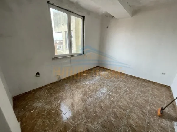 Korce, shitet apartament 2+1+Ballkon Kati 4, 130 m² 52.000 € (Lagjia 16, Korçë)