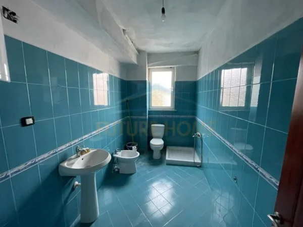 Korce, shitet apartament 2+1+Ballkon Kati 4, 130 m² 52.000 € (Lagjia 16, Korçë)