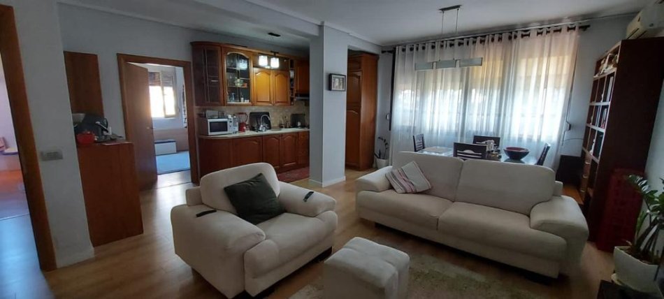 Tirane, jepet me qera apartament 2+1 Kati 3, 100 m² 650 € (Komuna e Parisit)