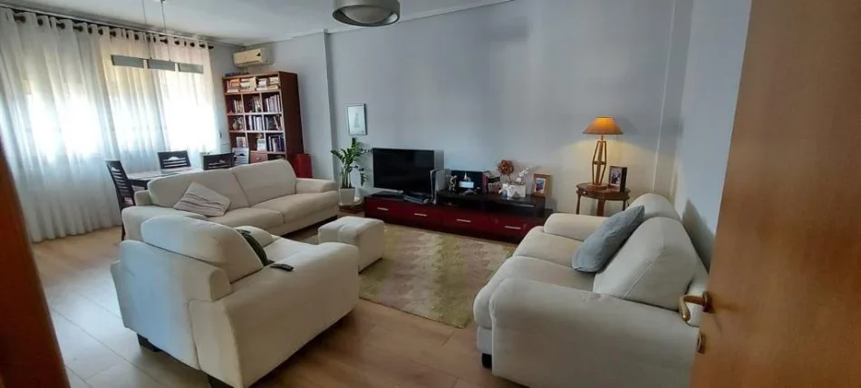 Tirane, jepet me qera apartament 2+1 Kati 3, 100 m² 650 € (Komuna e Parisit)