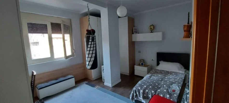 Tirane, jepet me qera apartament 2+1 Kati 3, 100 m² 650 € (Komuna e Parisit)