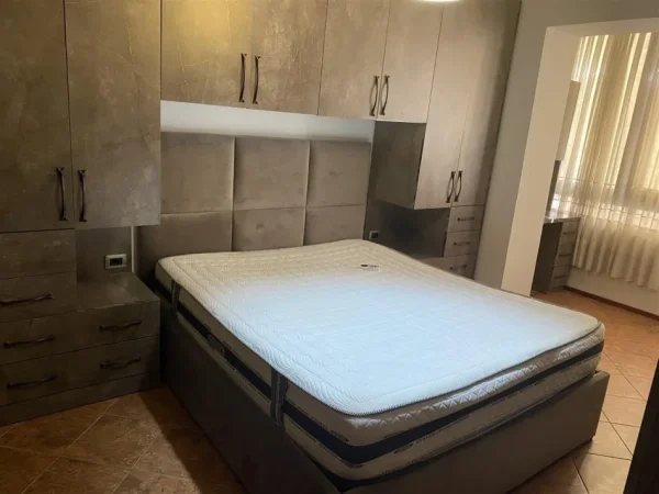 Tirane, jepet me qera apartament 1+1 Kati 2, 45 m² 700 € (BLLOKU)