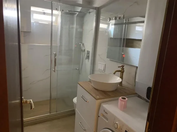 Tirane, jepet me qera apartament 1+1 Kati 2, 45 m² 700 € (BLLOKU)