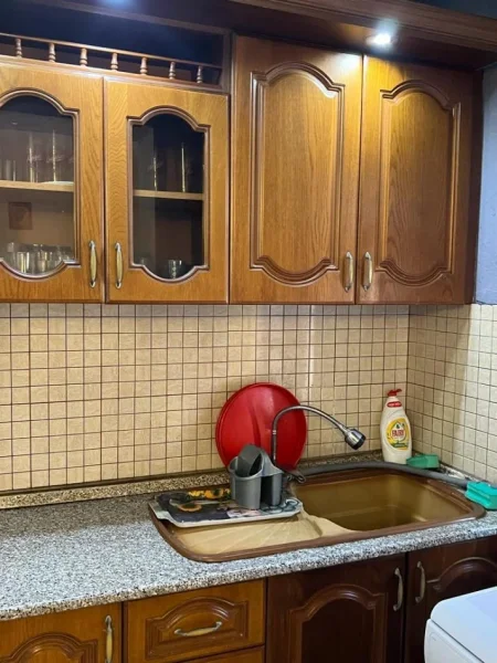 Tirane, jepet me qera apartament 3+1 Kati 5, 90 m² 350 € (Institut)