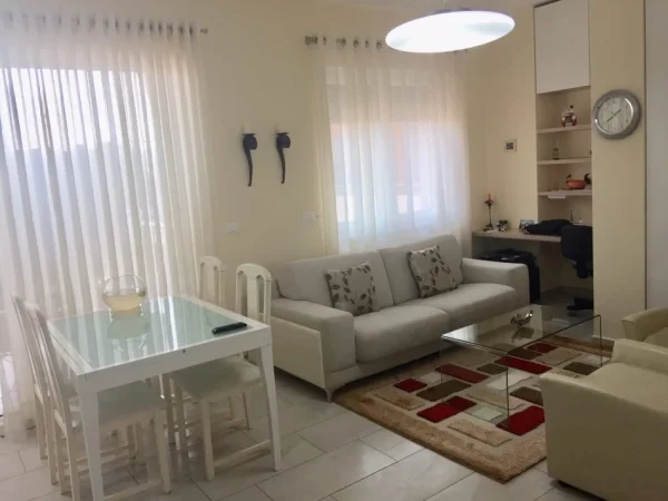 Tirane, jepet me qera apartament 1+1+Ballkon Kati 7, 67 m² 700 € (RRUGA E KAVAJES)