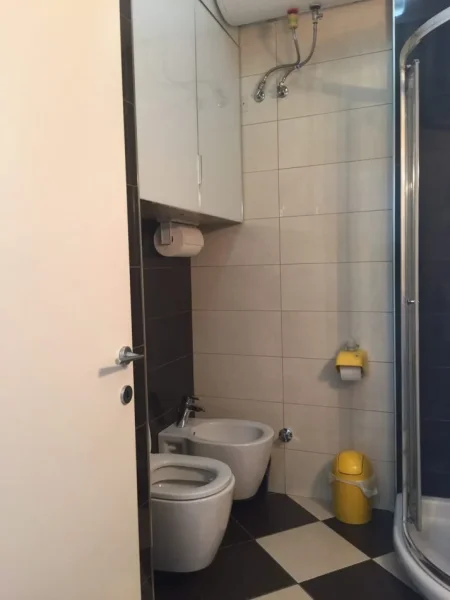 Tirane, jepet me qera apartament 1+1+Ballkon Kati 7, 67 m² 700 € (RRUGA E KAVAJES)