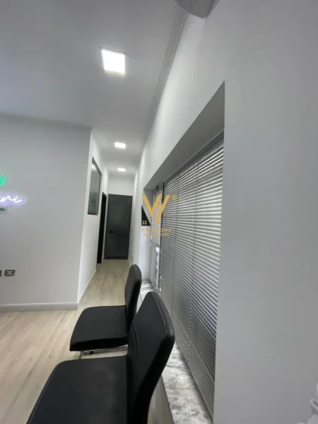 Tirane, shitet dyqan Kati 1, 32 m² 93.000 € (SELVIA)
